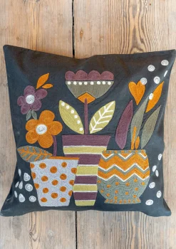 Bestickte Kissenhülle „Flower pots“ aus Bio-Baumwolle